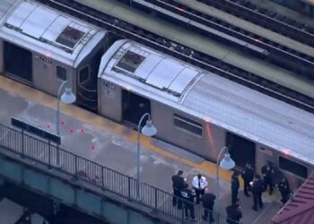 Al menos un muerto y varios heridos dejó un tiroteo en el metro de Nueva York