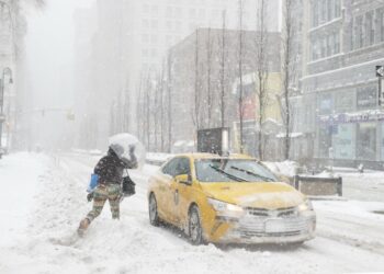 Tormenta de nieve genera caos de transporte en Nueva York