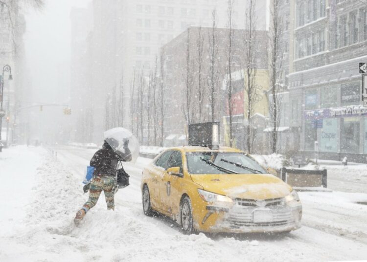 Tormenta de nieve genera caos de transporte en Nueva York