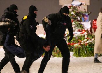 Un centenar de detenidos por homenajear al opositor Navalni en Rusia