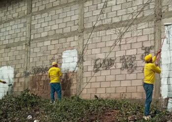 Reos en fase de confianza borran grafitis de maras en Sonsonate