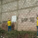 Reos en fase de confianza borran grafitis de maras en Sonsonate