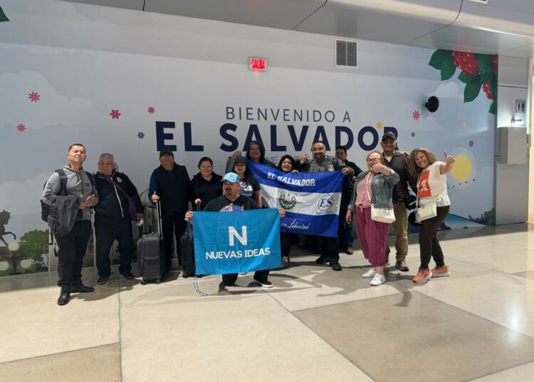 Salvadoreños en el exterior llegan a votar en El Salvador