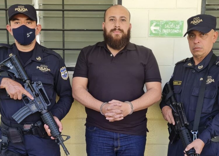 Capturan a presunto pandillero en un centro de votación en Santa Ana