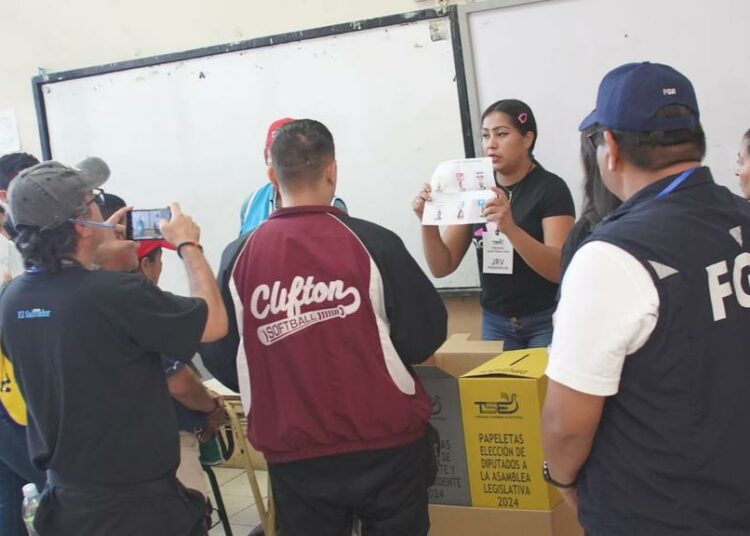 Inicia conteo de votos de elecciones de presidente y diputados