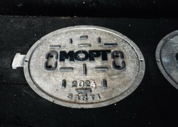 Elaboran tapaderas para alcantarillas de restos retirados del monumento a la Reconciliación en bulevar Monseñor Romero