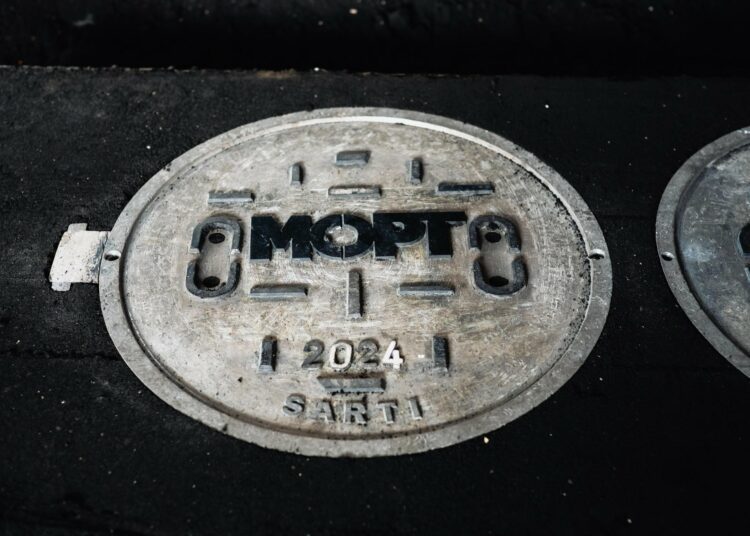 Elaboran tapaderas para alcantarillas de restos retirados del monumento a la Reconciliación en bulevar Monseñor Romero