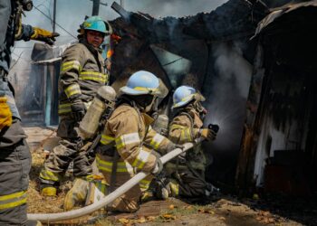 Bomberos sofocan incendio en una vivienda en Ciudad Delgado