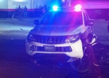 Capturan a motociclista ebrio que chocó contra una patrulla policial