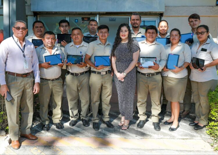 Promotores de salud reciben equipo tecnológico