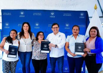 Ministerio de Vivienda legaliza 3,500 centros escolares