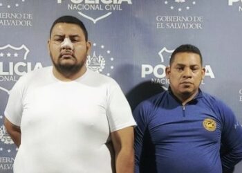 Capturan a conductor y motociclista que se pelearon en plena calle en Soyapango