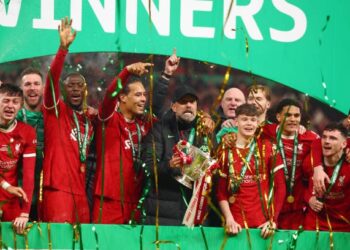 Virgil van Dijk otorga su décima copa al Liverpool