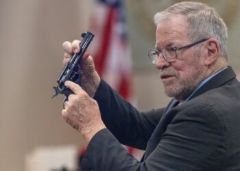 El testimonio de un experto independiente en el juicio de “Rust” pone en duda la versión de Alec Baldwin