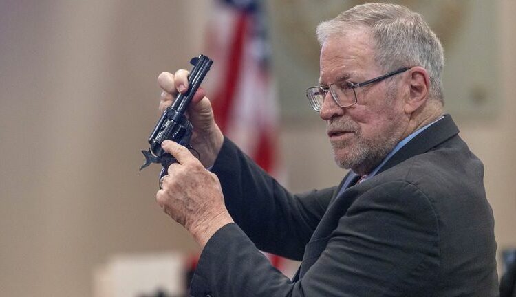 El testimonio de un experto independiente en el juicio de “Rust” pone en duda la versión de Alec Baldwin