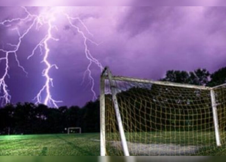 (VIDEO) Futbolista muere en pleno partido tras ser alcanzado por un rayo en Indonesia
