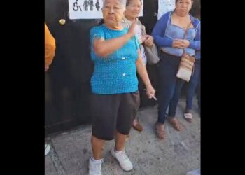 Niña Lilian se queja por apertura tardía de centro de votación