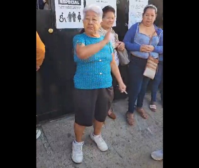 Niña Lilian se queja por apertura tardía de centro de votación