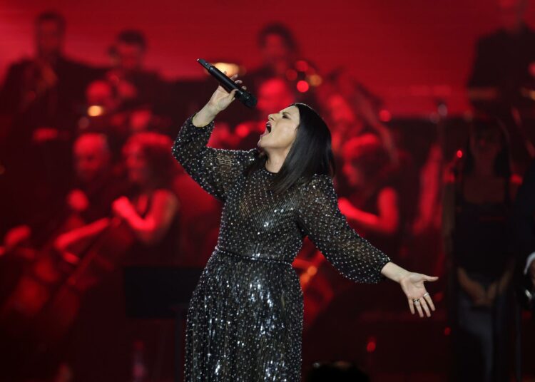 Laura Pausini sobrevive a un ataque, hombre dispara 17 veces en el lugar donde daba un concierto