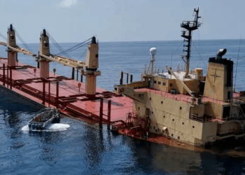 (VIDEOS) Barco británico se hunde tras ataque de los hutíes