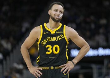 (VIDEOS) El tiro imposible a más de 40 metros del aro de Stephen Curry en la entrada en calor