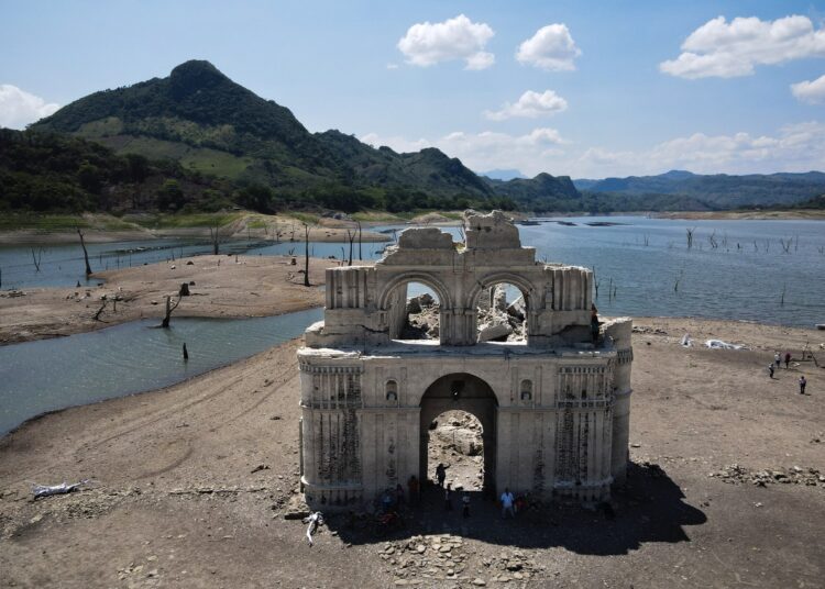 La sequía deja al descubierto una iglesia del siglo XVI en México