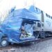 (VIDEO) Un tren choca con un camión de entregas de Amazon y lo corta a la mitad, el conductor se salva