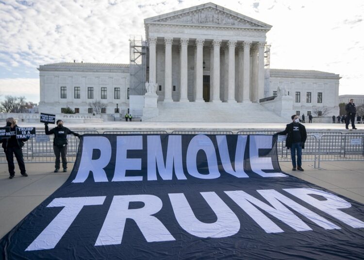 La Corte Suprema se encamina a rechazar los intentos de vetar a Donald Trump de la carrera presidencial por los disturbios en el Capitolio