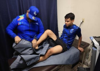 Uriel Canjura trata lesión de rodilla en la Clínica de Ciencias Aplicadas del INDES