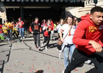 Presentan cargos contra los 2 menores detenidos tras el tiroteo en el desfile de los Chiefs