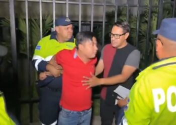 VIDEO | Amigo de conductor peligroso a agentes de la PNC: Déjenlo, yo me lo llevo a mi casa