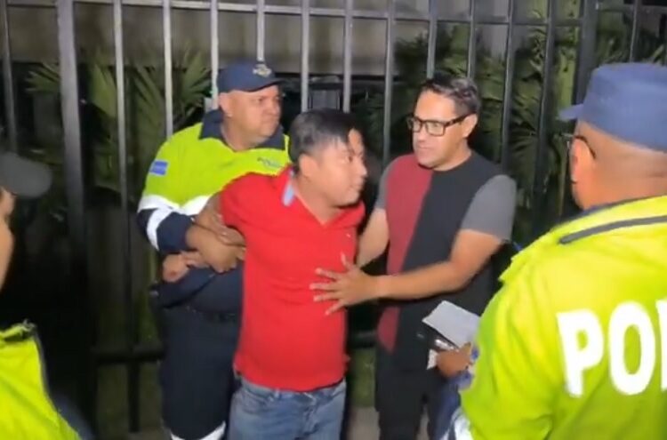 VIDEO | Amigo de conductor peligroso a agentes de la PNC: Déjenlo, yo me lo llevo a mi casa