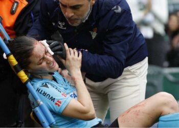 Árbitro se lesiona la cabeza tras chocar con una cámara en partido del Betis y Athletic de Bilbao