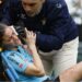 Árbitro se lesiona la cabeza tras chocar con una cámara en partido del Betis y Athletic de Bilbao
