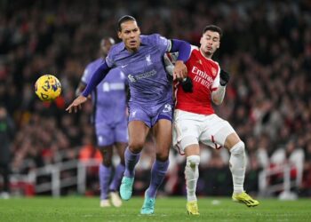 El Arsenal derrota al Liverpool y aviva la Premier