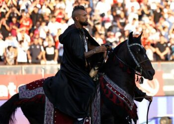 Arturo Vidal llegó en helicóptero al estadio, se vistió de Rey y recorrió la cancha a caballo para su presentación en el Colo Colo