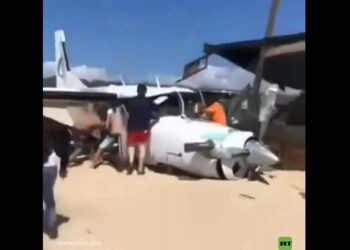 VIDEO | Avioneta aterriza de emergencias en playa mexicana de Puerto Escondido