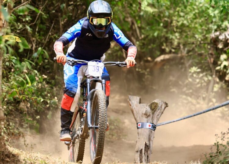 Reñida competencia de Downhill en Ecoparque El Espino
