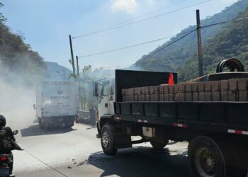 Reportan camión incendiado en Los Chorros