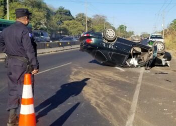 Vehículo vuelca y conductor resulta gravemente lesionado