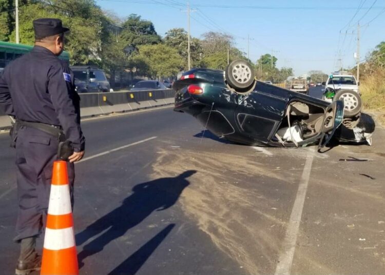 Vehículo vuelca y conductor resulta gravemente lesionado