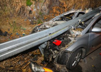 Rescatan a hombre que quedó atrapado en su auto tras chocar cerca del puente Agua Caliente