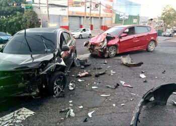 Choque entre dos vehículos deja un lesionado en San Salvador