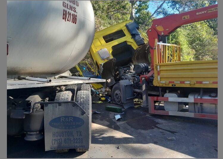 Accidente de tránsito provoca congestionamiento en carretera Litoral cerca de playa San Diego