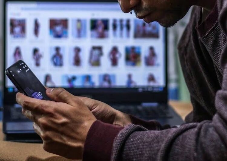 Capturan a hombre que compraba y tenía en su poder pornografía infantil