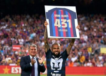 El Barça retira a Dani Alves la condición de futbolista de leyenda