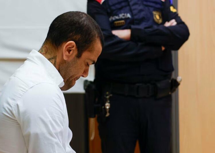 Dani Alves, condenado a 4 años y 6 meses de cárcel por violar a una joven en una discoteca de Barcelona