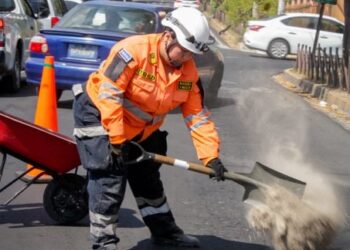 Limpian derrame de aceite en primera calle poniente de San Salvador
