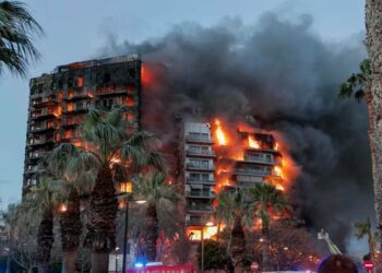 El incendio de Valencia deja cuatro muertos, 14 heridos y 19 desaparecidos en una noche trágica
