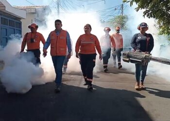 Alcaldía de San Salvador fumiga viviendas de la residencial La Gloria, de Mejicanos